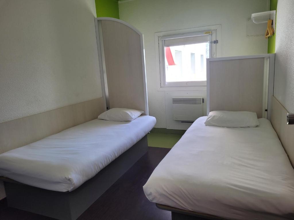 Postel nebo postele na pokoji v ubytování TIP HOTEL CAMBRAI ex HOTEL F1