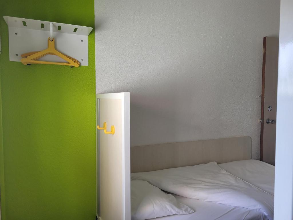 Postel nebo postele na pokoji v ubytování TIP HOTEL CAMBRAI ex HOTEL F1