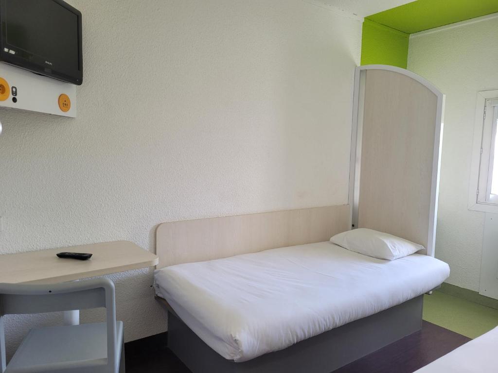 Postel nebo postele na pokoji v ubytování TIP HOTEL CAMBRAI ex HOTEL F1