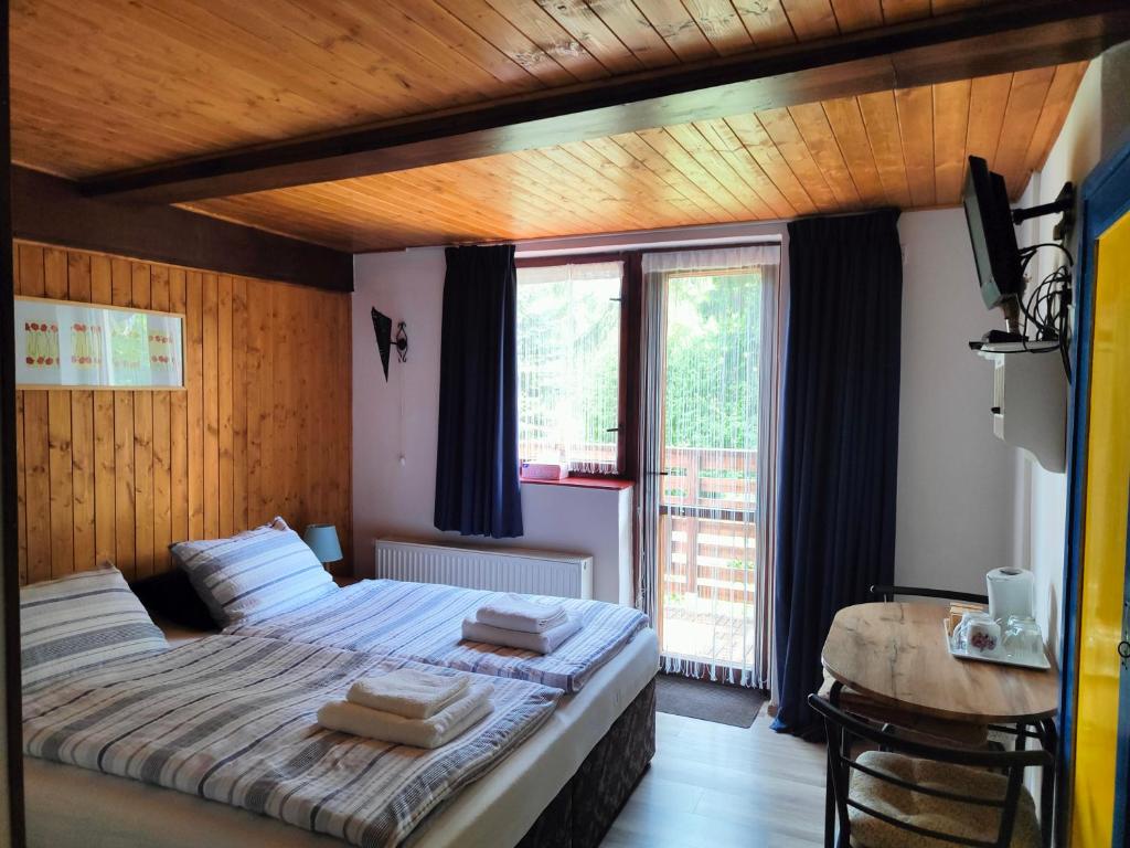 Postel nebo postele na pokoji v ubytování Bed and Breakfast Tvrz