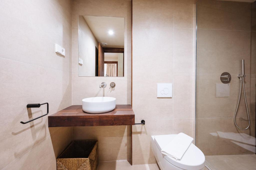 A bathroom at Apartamentos La Vistosona
