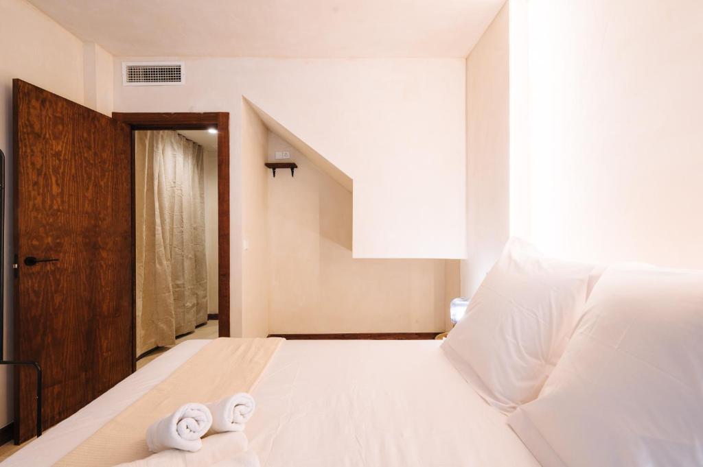 A bed or beds in a room at Apartamentos La Vistosona