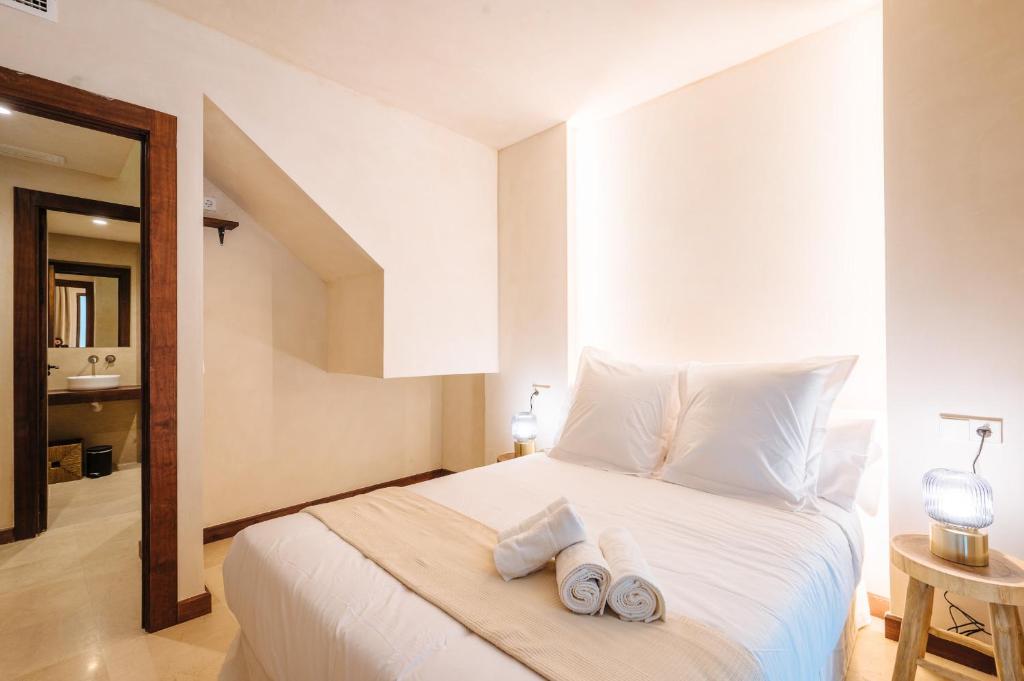 A bed or beds in a room at Apartamentos La Vistosona