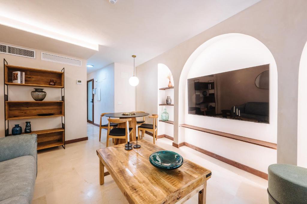 A television and/or entertainment centre at Apartamentos La Vistosona