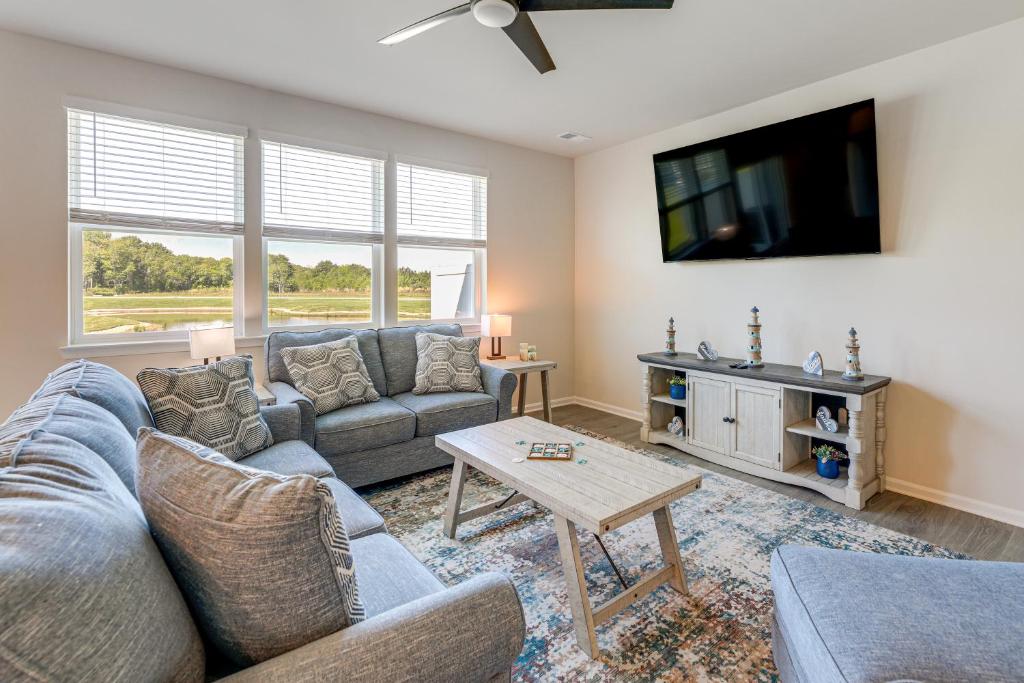 Μια τηλεόραση ή/και κέντρο ψυχαγωγίας στο Modern Millville Home 5 Mi to Beach and Boardwalk!