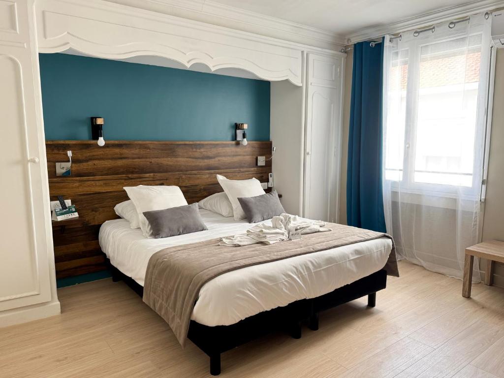 Postel nebo postele na pokoji v ubytování Logis Hôtel de la Poste
