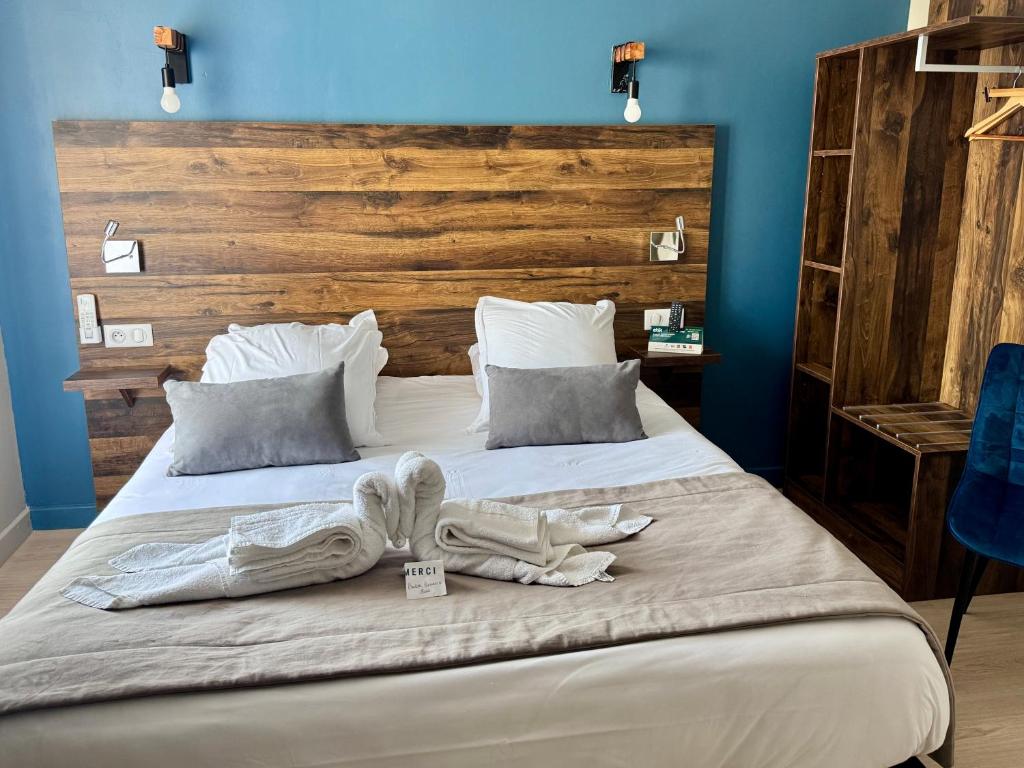 Postel nebo postele na pokoji v ubytování Logis Hôtel de la Poste