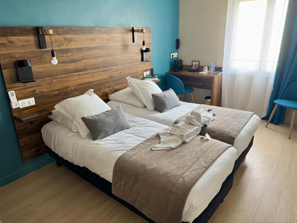 Postel nebo postele na pokoji v ubytování Logis Hôtel de la Poste