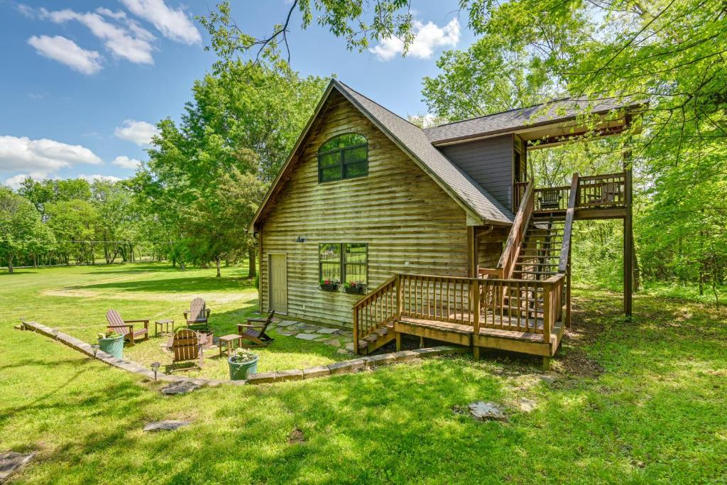 une maison avec une terrasse couverte et une terrasse dans l'établissement 5 Mi to Dtwn Serene Couples Retreat in Franklin!, à Franklin