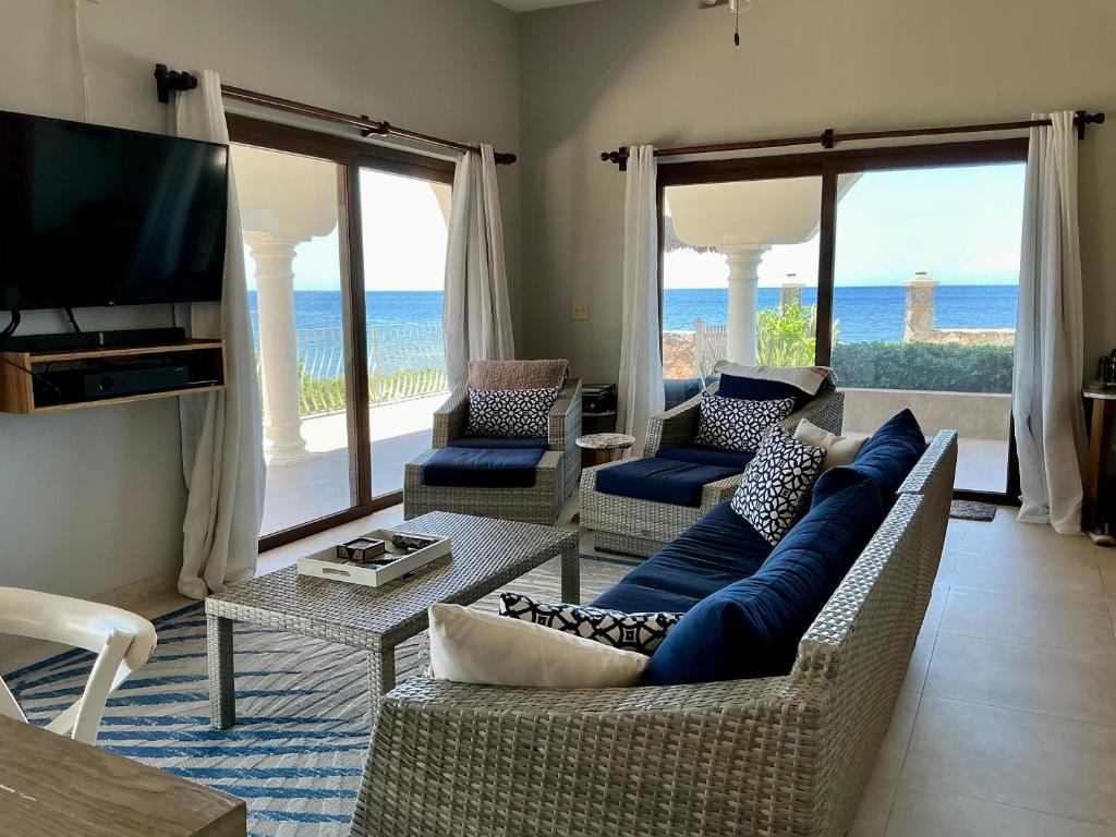 TV a/nebo společenská místnost v ubytování West End Ocean Front Condo& Pool