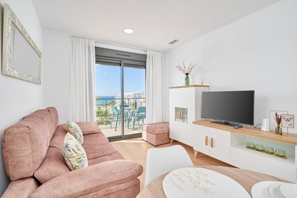 a living room with a couch and a tv at Un Sueño Realidad En Torrox in Los Llanos
