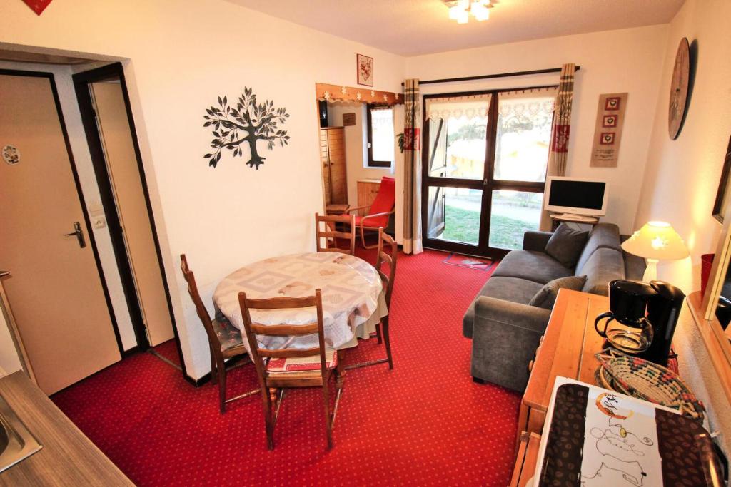 un salon avec un canapé et une table dans l'établissement Résidence Les Campanules - LES CAMPANULES - CA13FC MAE-3198, à Villarodin-Bourget
