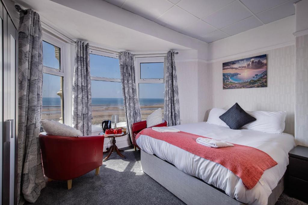 Ένα ή περισσότερα κρεβάτια σε δωμάτιο στο The Beachfront Hotel