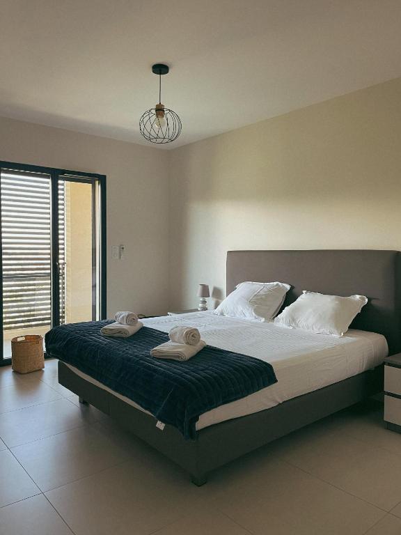 une chambre avec un grand lit avec des serviettes dessus dans l'établissement Appartement spacieux 6 personnes sur le vieux port, à Porto-Vecchio