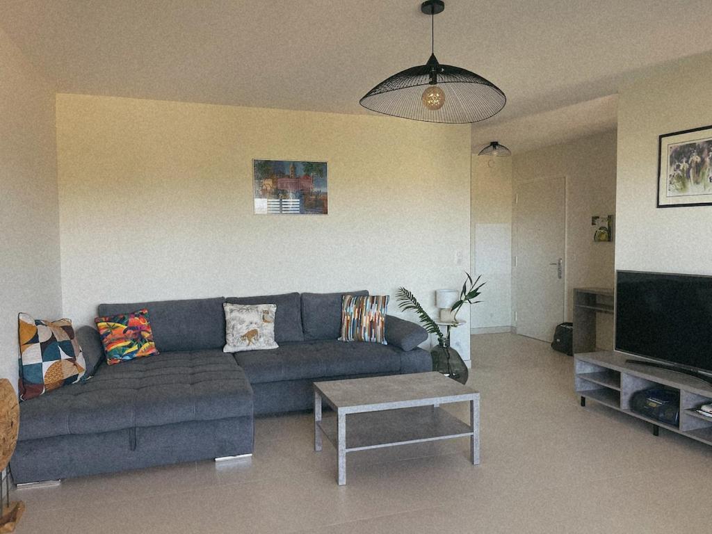 Μια τηλεόραση ή/και κέντρο ψυχαγωγίας στο Appartement spacieux 6 personnes sur le vieux port