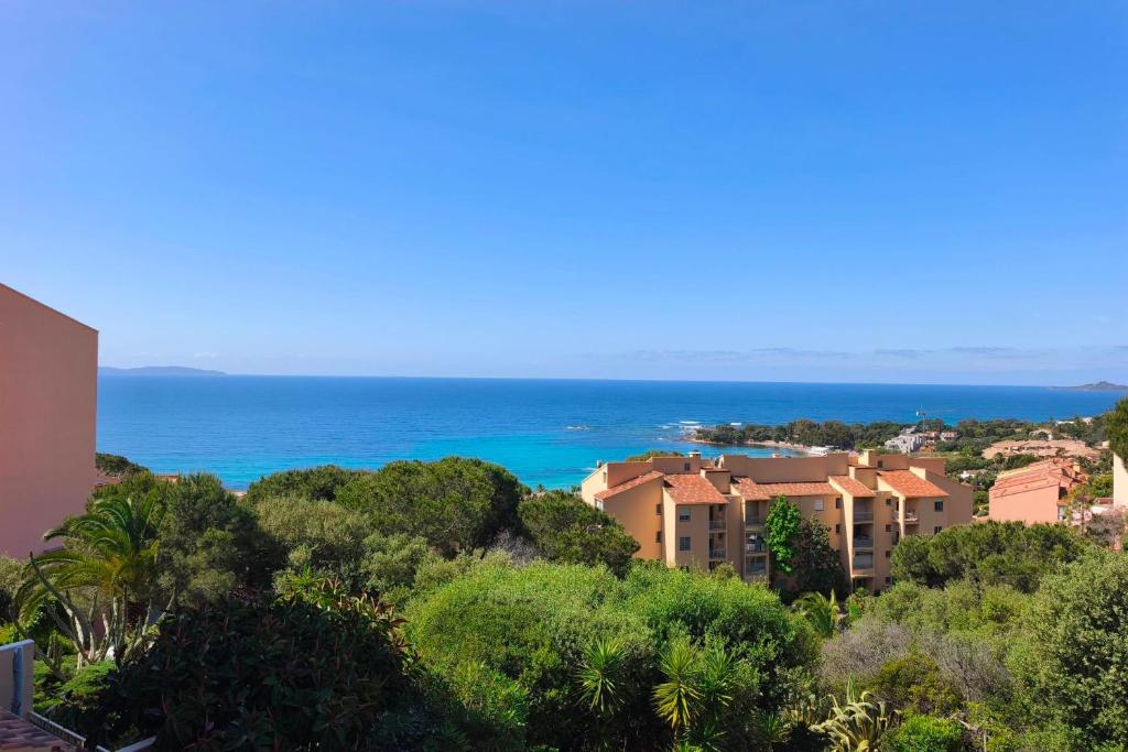 - une vue sur un complexe avec l'océan en arrière-plan dans l'établissement Spacious apartment near the sea, à Ajaccio