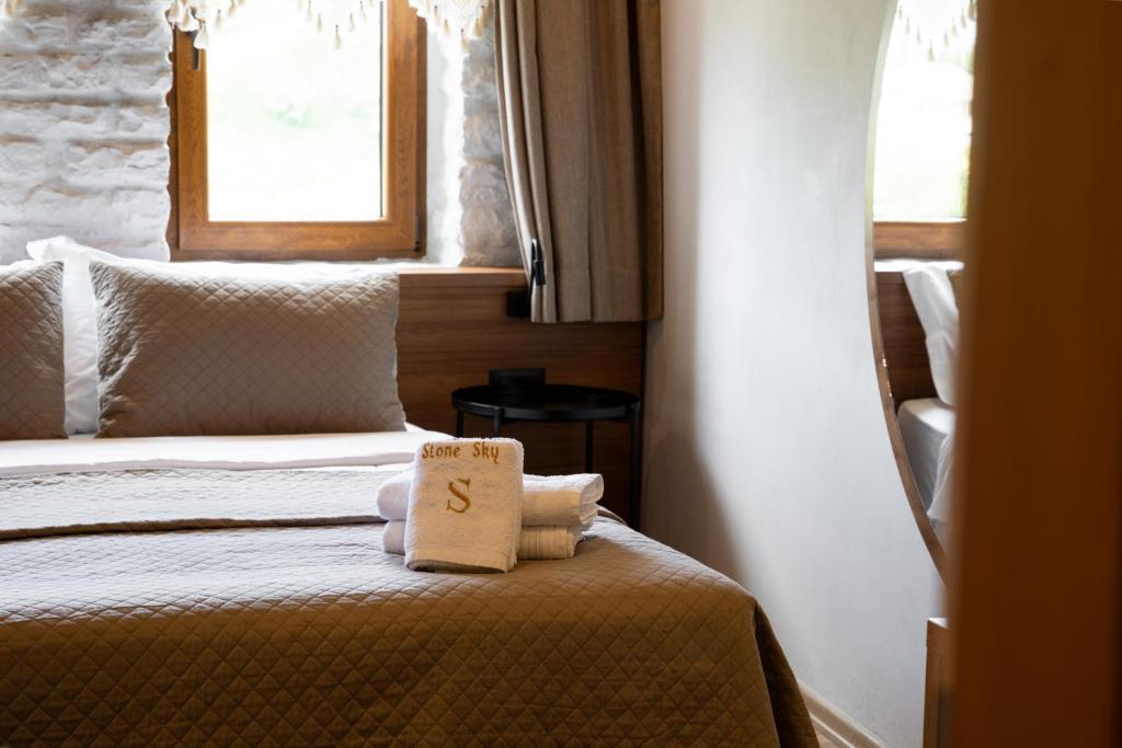 Letto o letti in una camera di The Stone Sky Hotel