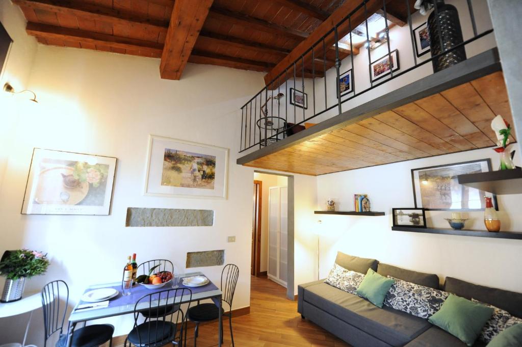 佛羅倫斯的住宿－Acacia Apartments Salvia-Rosmarino，客厅配有沙发和桌子