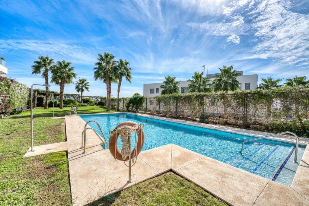 Bazén v ubytovaní 3070 Cabopino Luxury Apartment alebo v jeho blízkosti