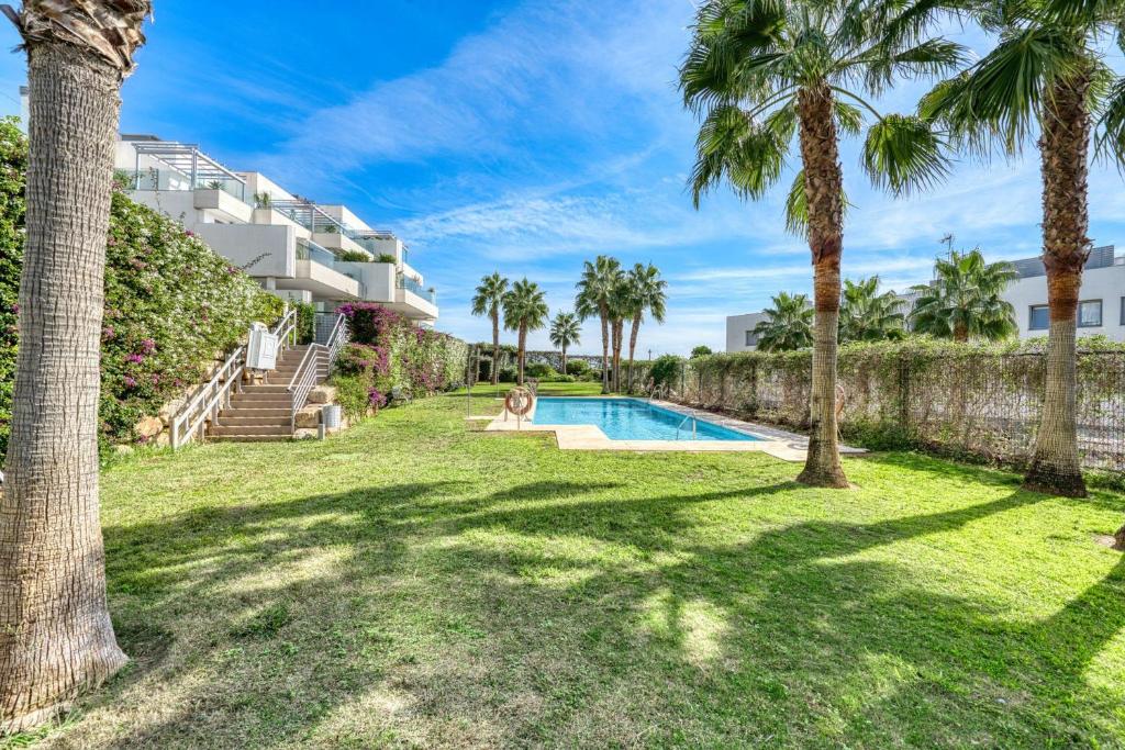 Bazén v ubytovaní 3070 Cabopino Luxury Apartment alebo v jeho blízkosti
