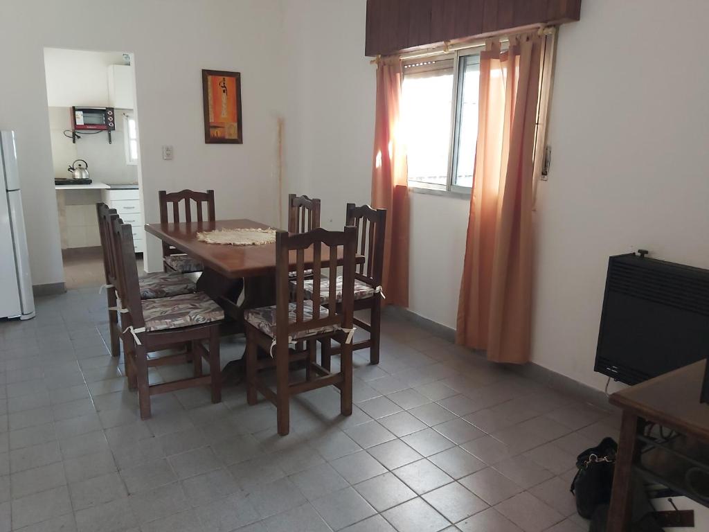 Una cocina y un comedor con mesa y sillas. en SaJulAgos, en La Porteña