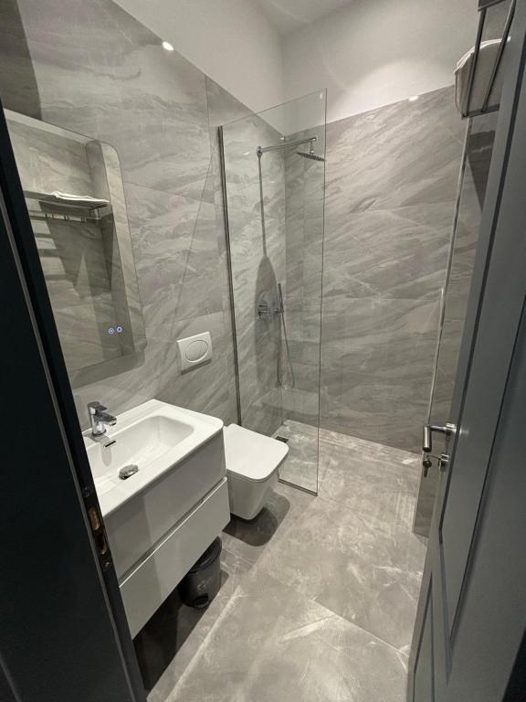 Bagno di Cozy Collective - Heart of Tirana