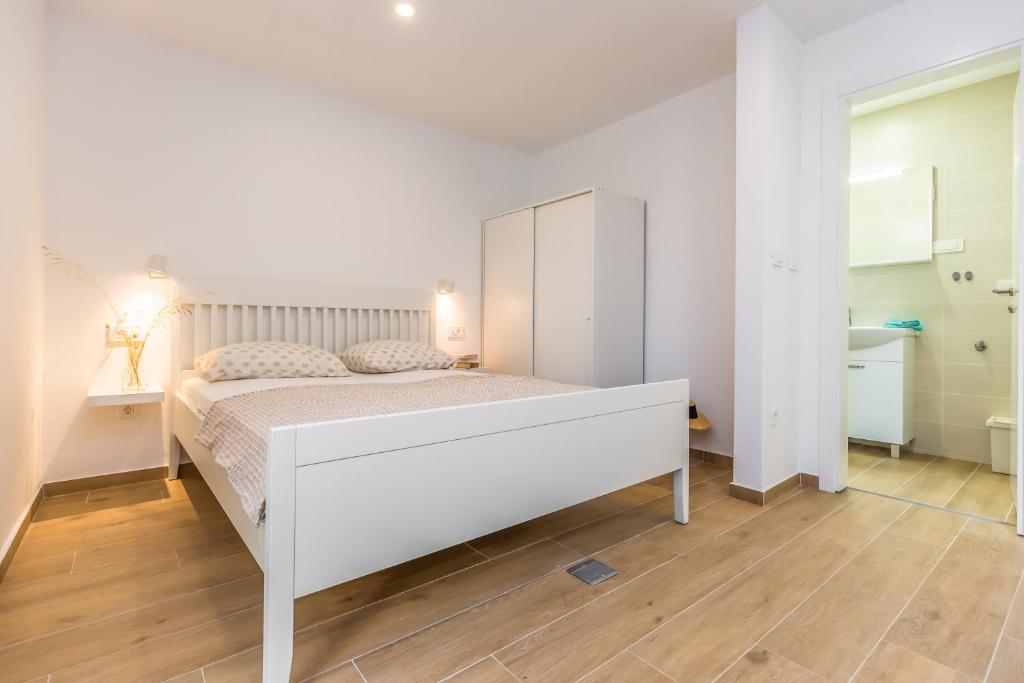 - une chambre avec un lit blanc et une armoire blanche dans l'établissement Sole Mio, à Celina