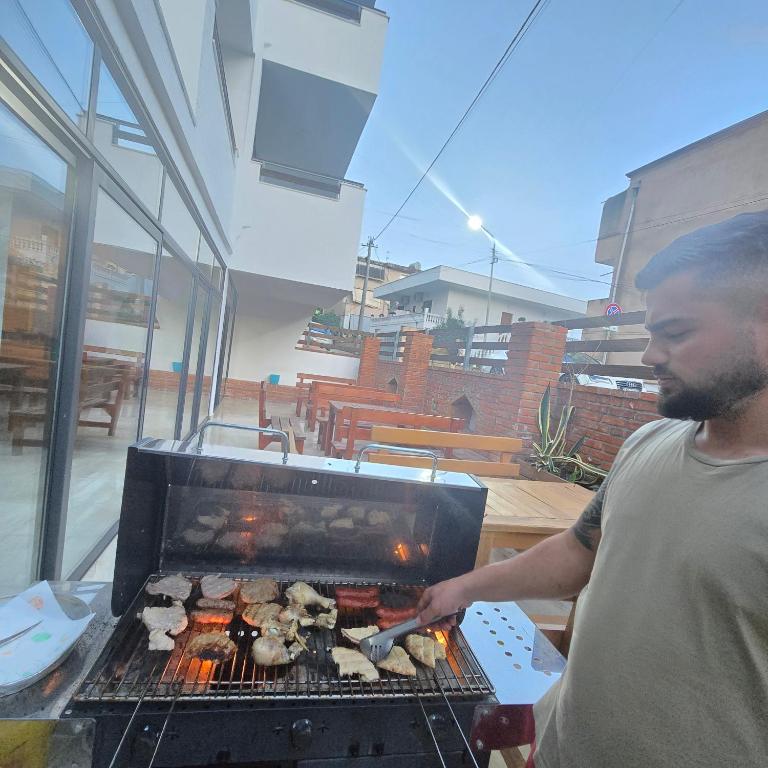 Gril dostupný pro hosty v hostelu