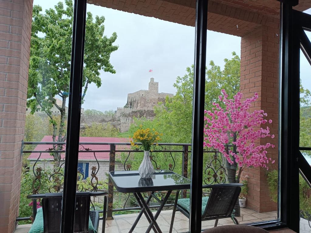 balcone con tavolo e vista sul castello di Panorama RABATI a Akhaltsikhe