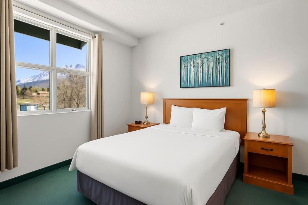 Ένα ή περισσότερα κρεβάτια σε δωμάτιο στο Cozy Hideaway with MTN Views Near DT Canmore and Banff