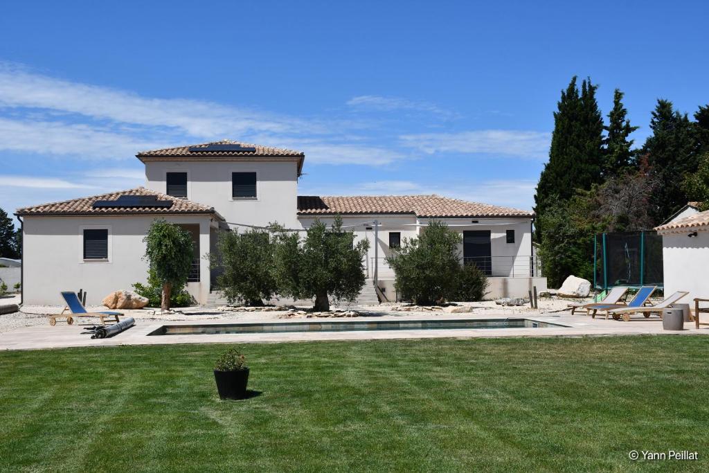 une maison avec une cour et une piscine dans l'établissement Arleya, à Arles