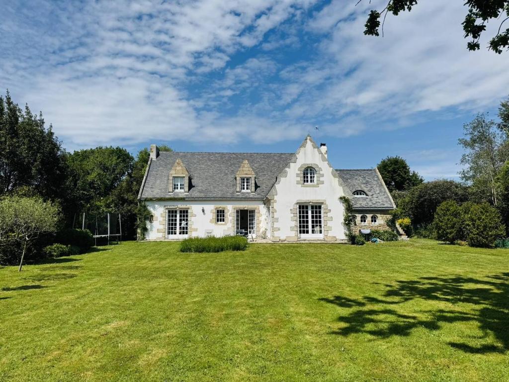 une grande maison blanche avec une grande cour dans l'établissement Maison familiale, 8 chambres, jardin clos 3000m, wifi, parking, à La Trinité-sur-Mer