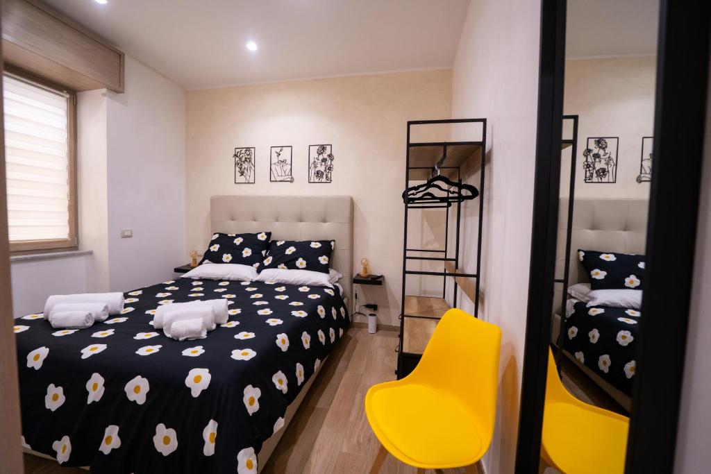 ein Schlafzimmer mit einem Bett und einem gelben Stuhl in der Unterkunft Casa Penelope Lucrino in Pozzuoli
