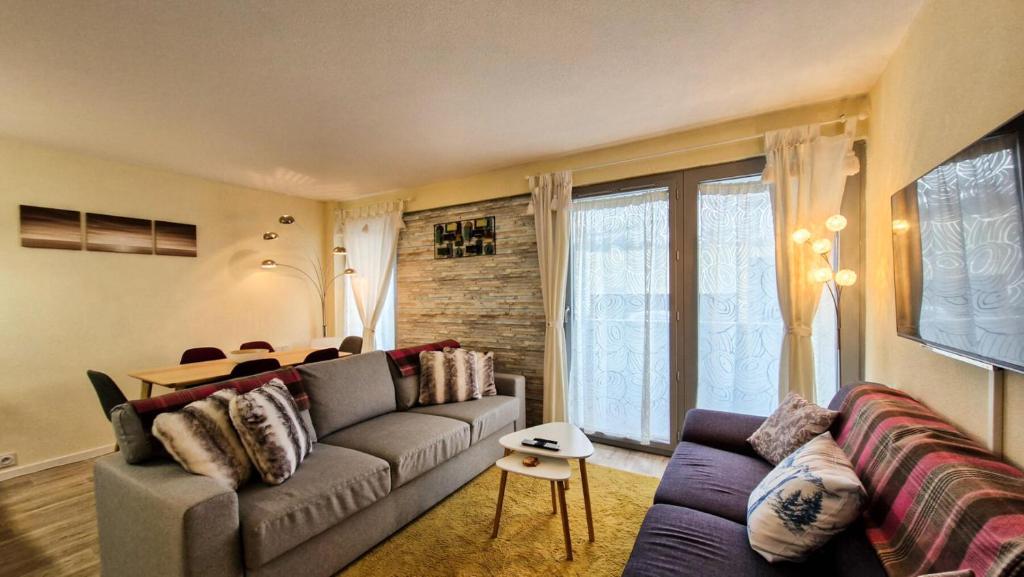 Posezení v ubytování Résidence La Petite Ourse - Appartement rénové · Terrasse · centre station · vue pistes MAE-1931