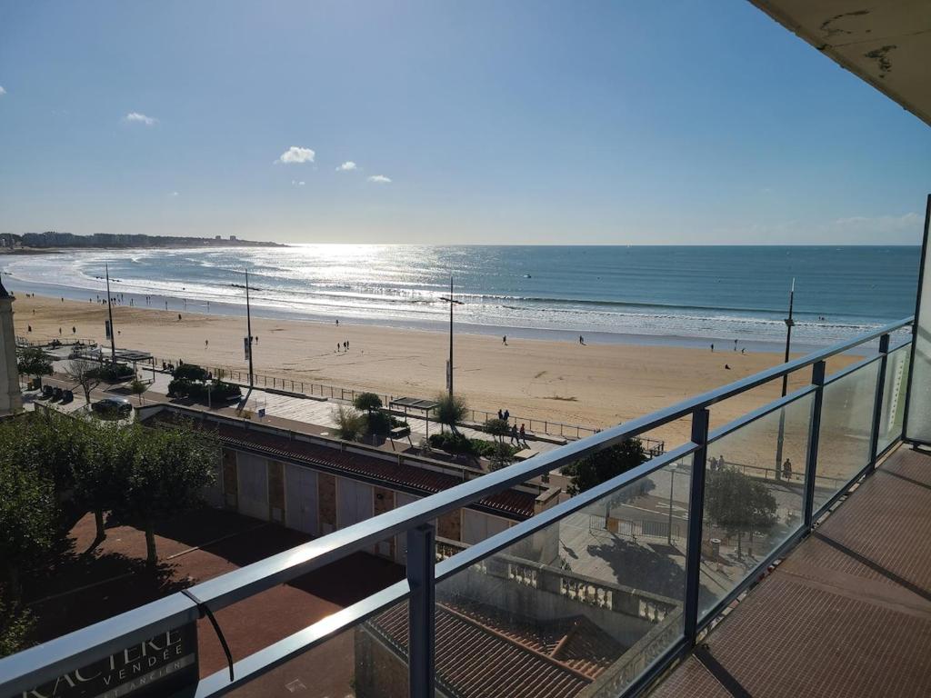 d'un balcon offrant une vue sur la plage et l'océan. dans l'établissement Vue sur Mer Appartement les Sables d'Olonne - 6 personnes, à Les Sables-dʼOlonne