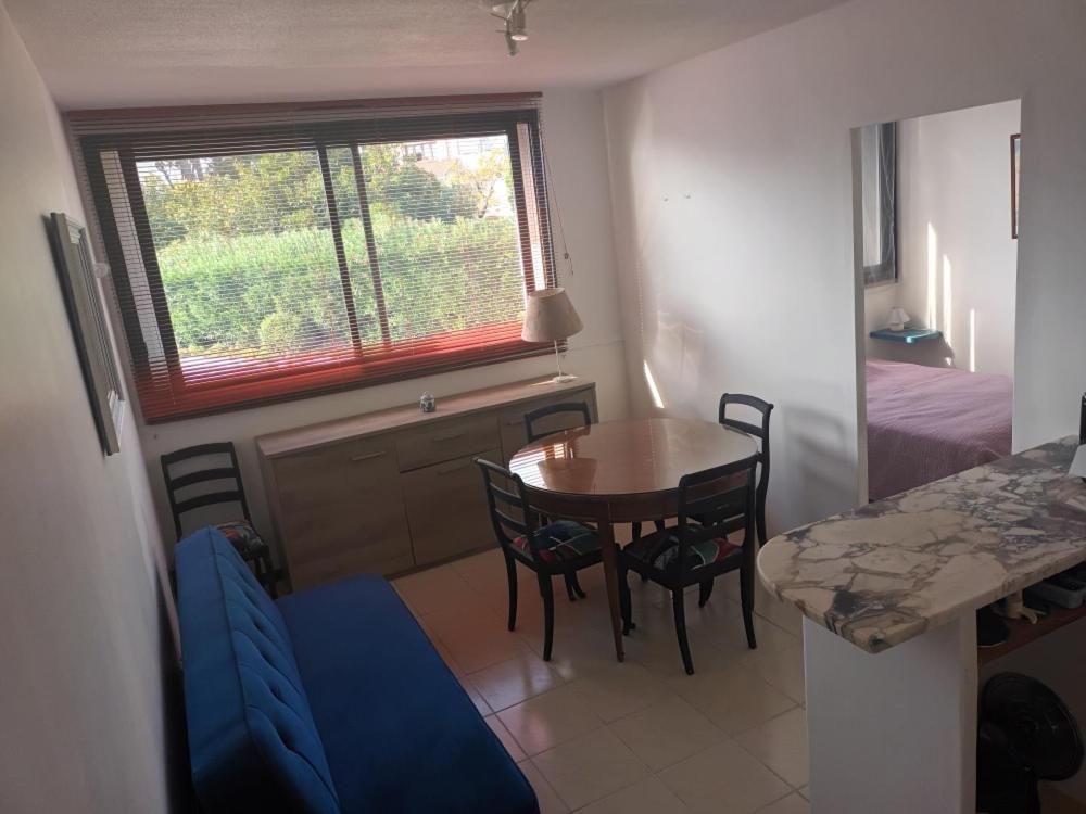 une petite chambre avec une table et des chaises et une chambre dans l'établissement T1 Plage à proximité, à La Ciotat