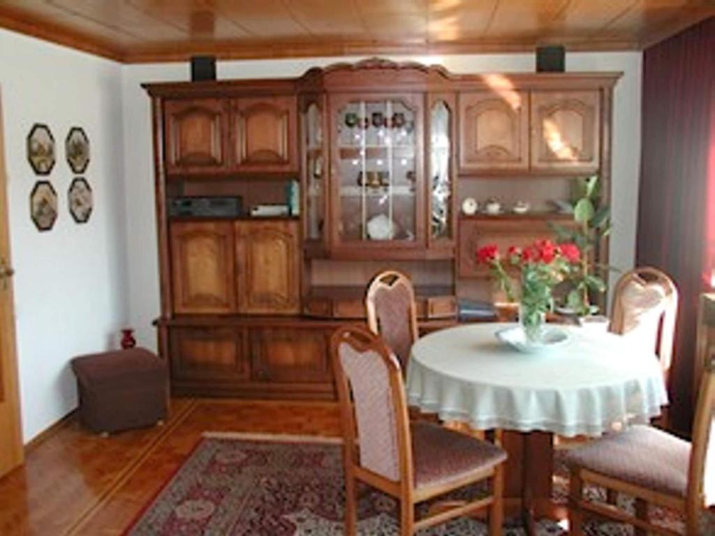 Foto de la galería de holiday home in the Thuringian Forest with roof en Bad Liebenstein