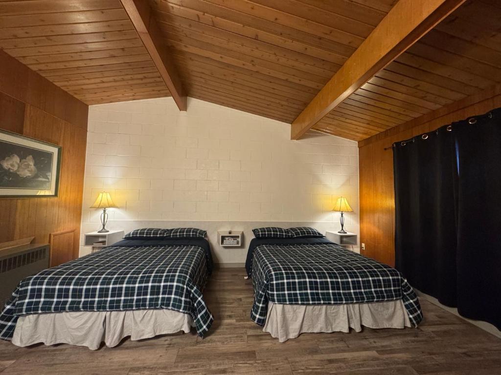 Postel nebo postele na pokoji v ubytování Ace Crown Motel