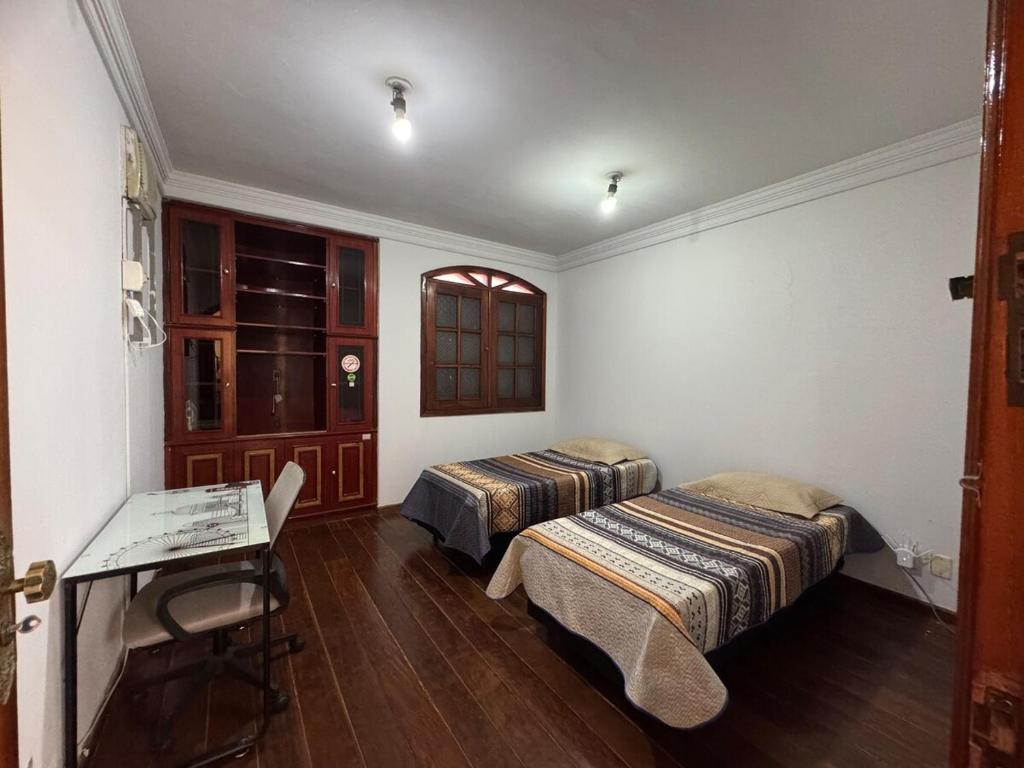 Ένα ή περισσότερα κρεβάτια σε δωμάτιο στο Sobrado aconchegante