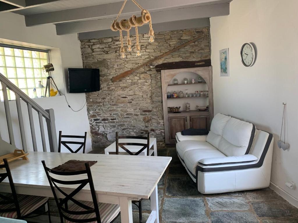 un salon avec une table et un canapé dans l'établissement Maison de pêcheur à Locquirec, plage à 600M, à Locquirec