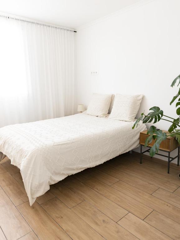 - une chambre blanche avec un lit et des draps blancs dans l'établissement Appartement Charmant Plage à pied, à Fréjus