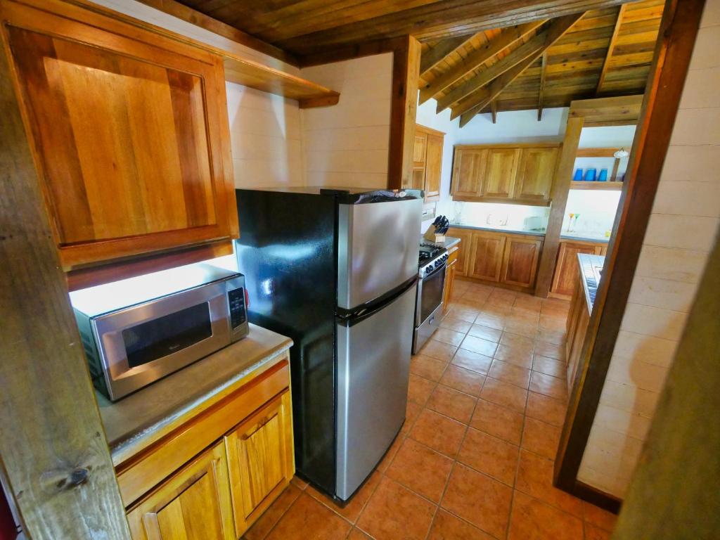 Kuchyň nebo kuchyňský kout v ubytování Private Hilltop Home Located Overlooking Roatans Beautiful Turquoise Reef,
