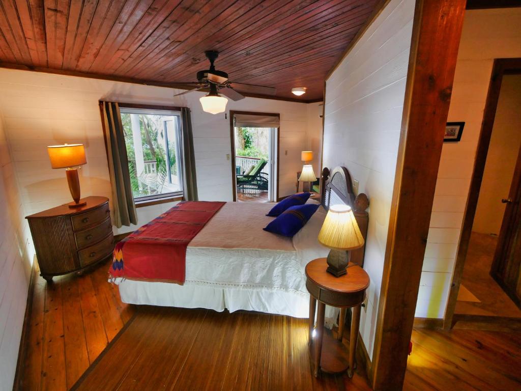 Postel nebo postele na pokoji v ubytování Private Hilltop Home Located Overlooking Roatans Beautiful Turquoise Reef,
