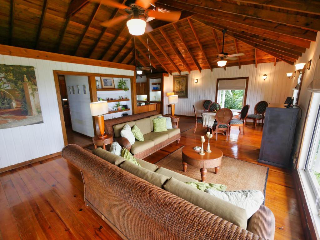 Posezení v ubytování Private Hilltop Home Located Overlooking Roatans Beautiful Turquoise Reef,