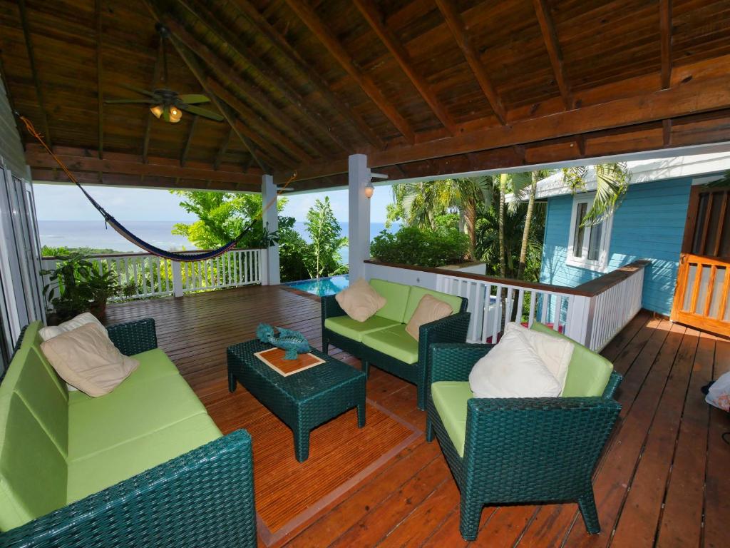 Posezení v ubytování Private Hilltop Home Located Overlooking Roatans Beautiful Turquoise Reef,