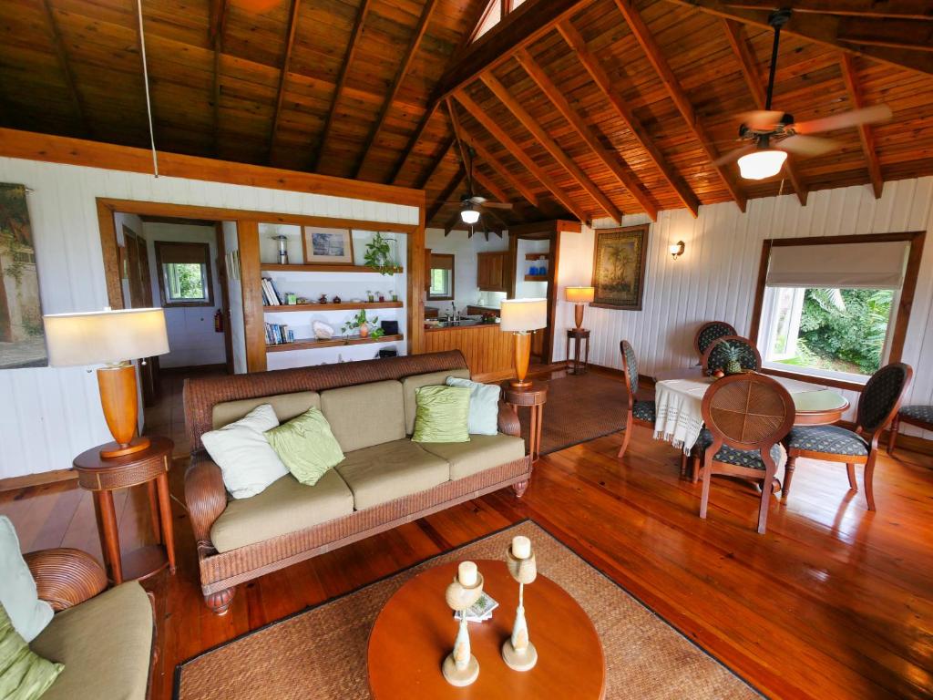 Posezení v ubytování Private Hilltop Home Located Overlooking Roatans Beautiful Turquoise Reef,