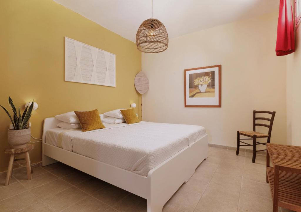 Ένα ή περισσότερα κρεβάτια σε δωμάτιο στο Tulip House Pool Villa in Corfu
