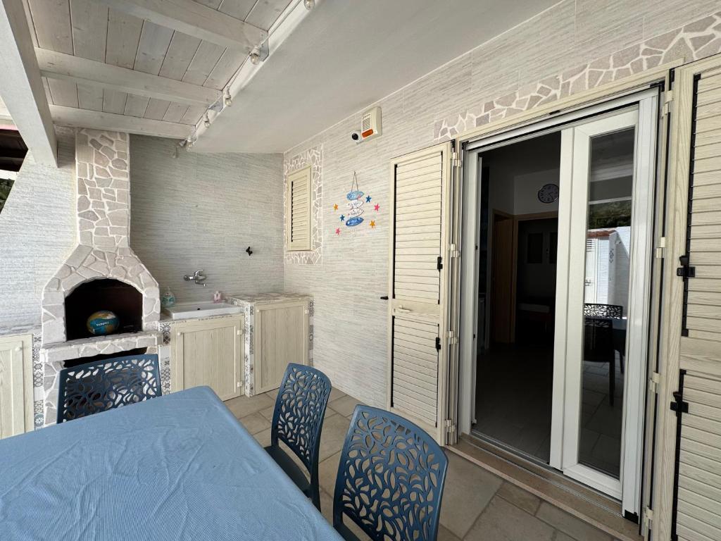 Un comedor con chimenea y una mesa y sillas. en Casa Vacanza Blu, en Campomarino