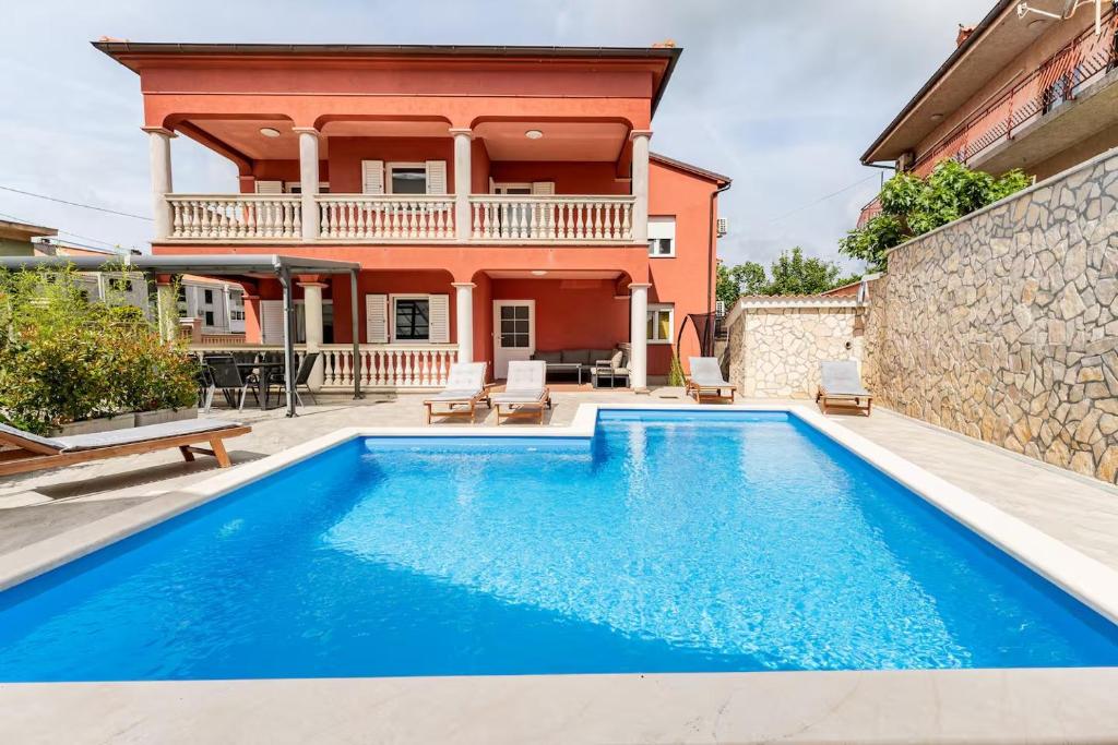 een villa met zwembad voor een huis bij Apartment DP in Pula
