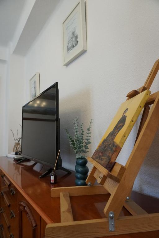 TV a/nebo společenská místnost v ubytování Cirjuana, casa en el centro con agradable jardín y barbacoa BY PIRINEOS 360